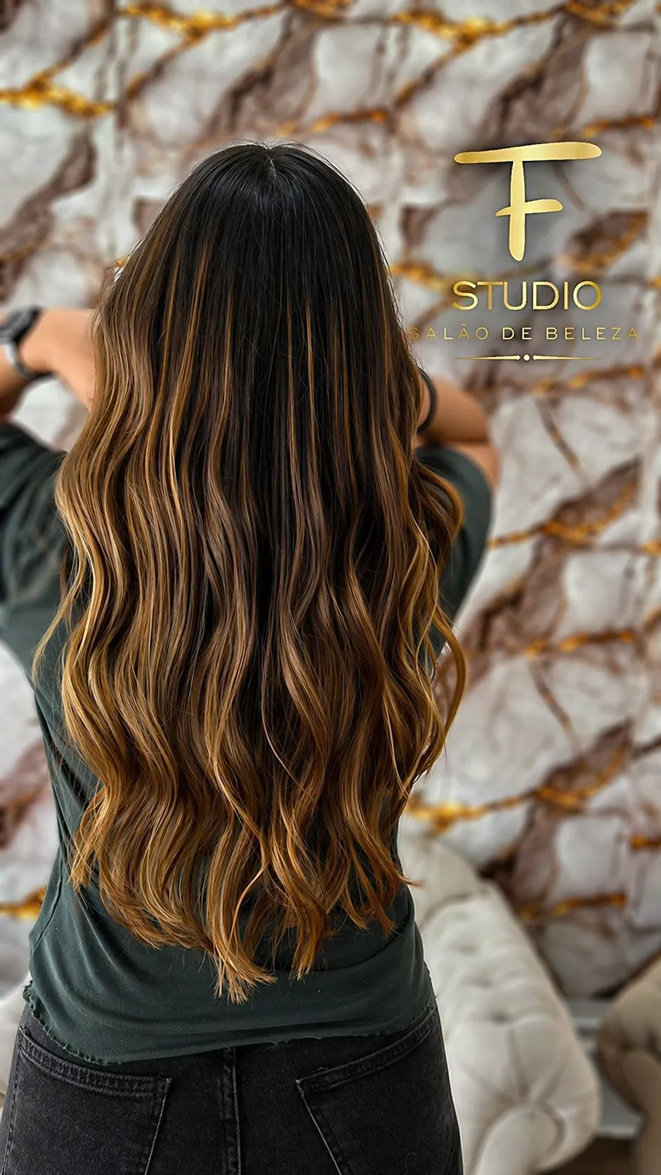 Morena iluminada sem descolorir: técnica inteligente para iluminar sem agredir os fios